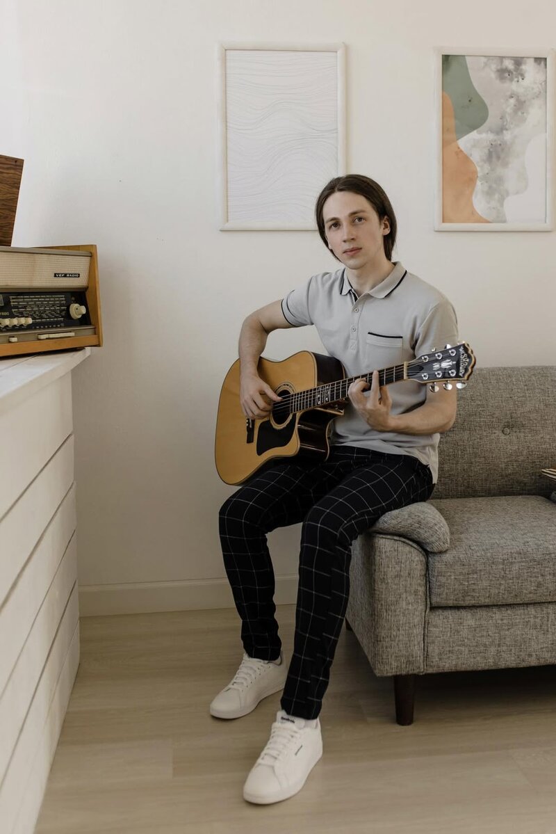 🎸 Dreaming of learning to play guitar or ukulele?