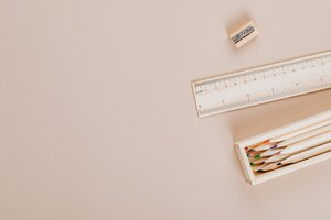 В Антибе раздают школьные принадлежности нуждающимся семьям